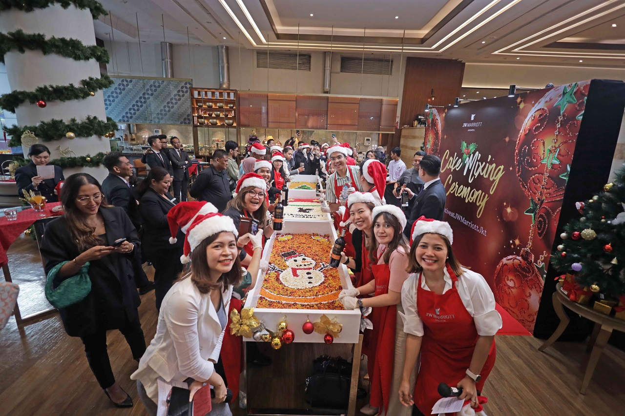 JW Marriott Hotel Jakarta Presents JW Cake Mixing Ceremony to